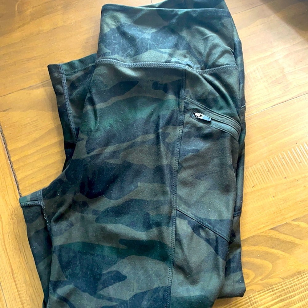 Eddie Bauer cropped athletic pants